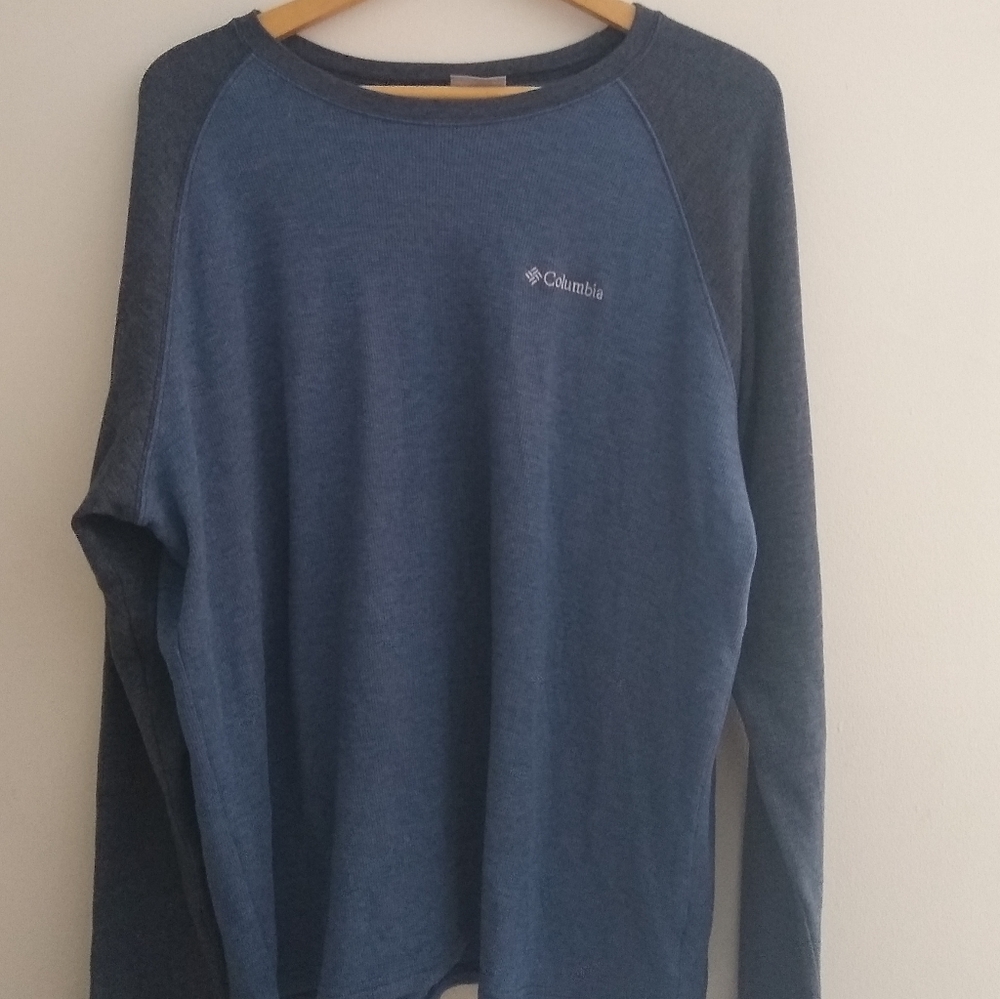 Mens Columbia thermal ragland long sleeve shirt.
